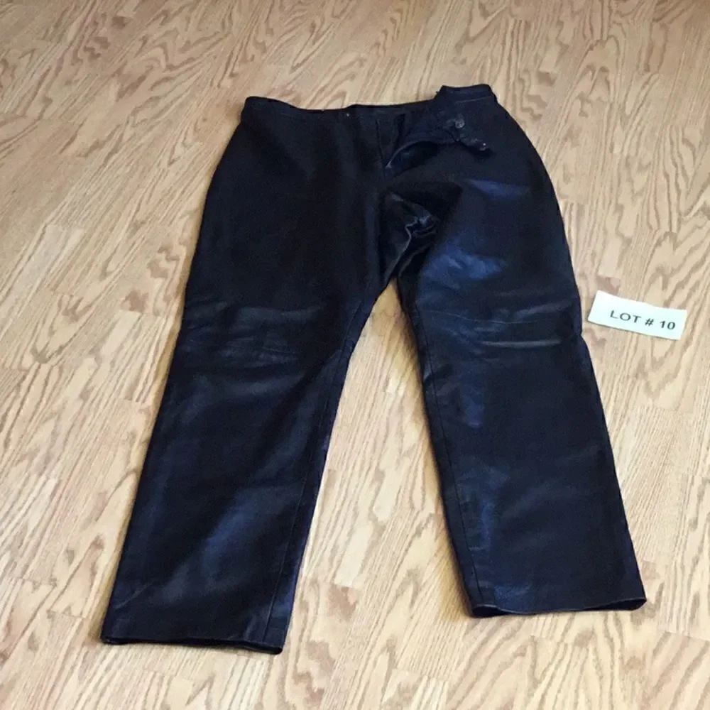 VINTAGE Ladies black leather pants in size 16